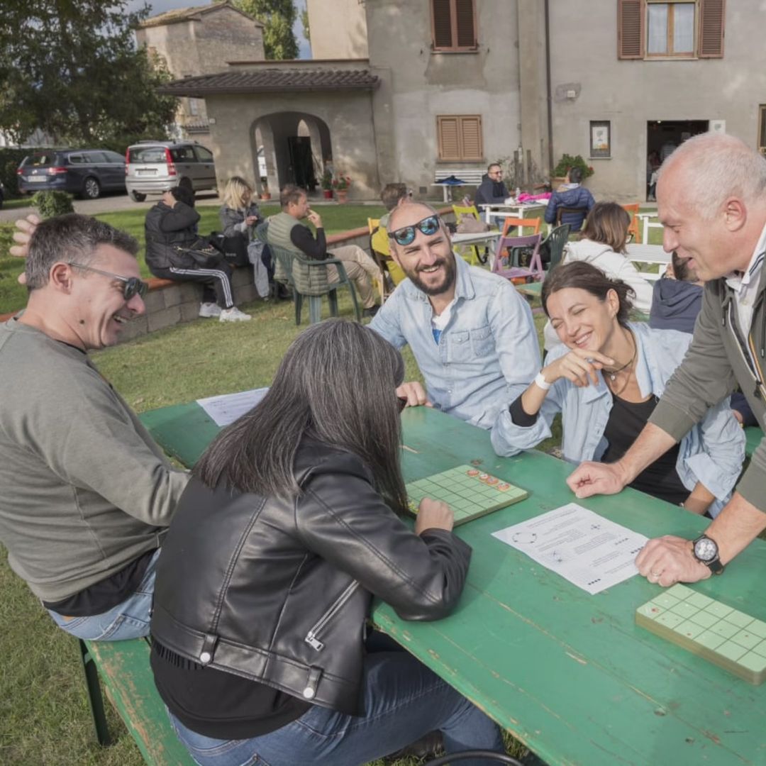 Adulti Che Giocano Gioco Da Tavolo